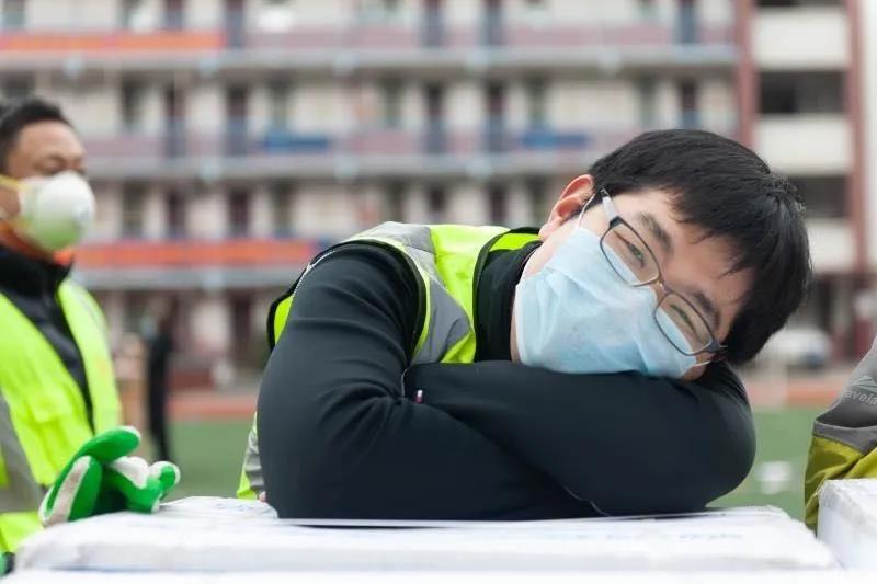 志愿者賈威：“累了，趴下歇會兒”